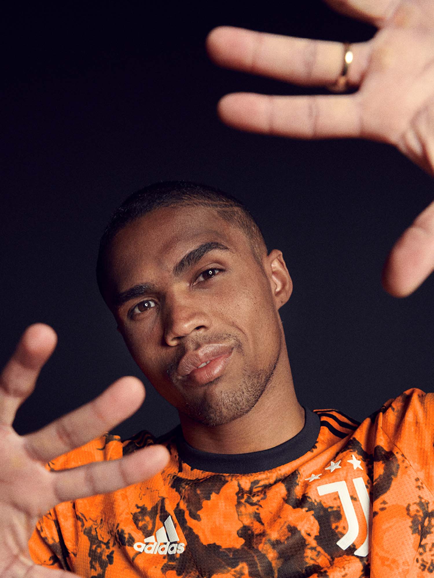 Ювентус, третий комплект, портрет soccerbible_0007_DOUGLAS COSTA WEARS JUVENTUS THIRD JERSEY.jpg