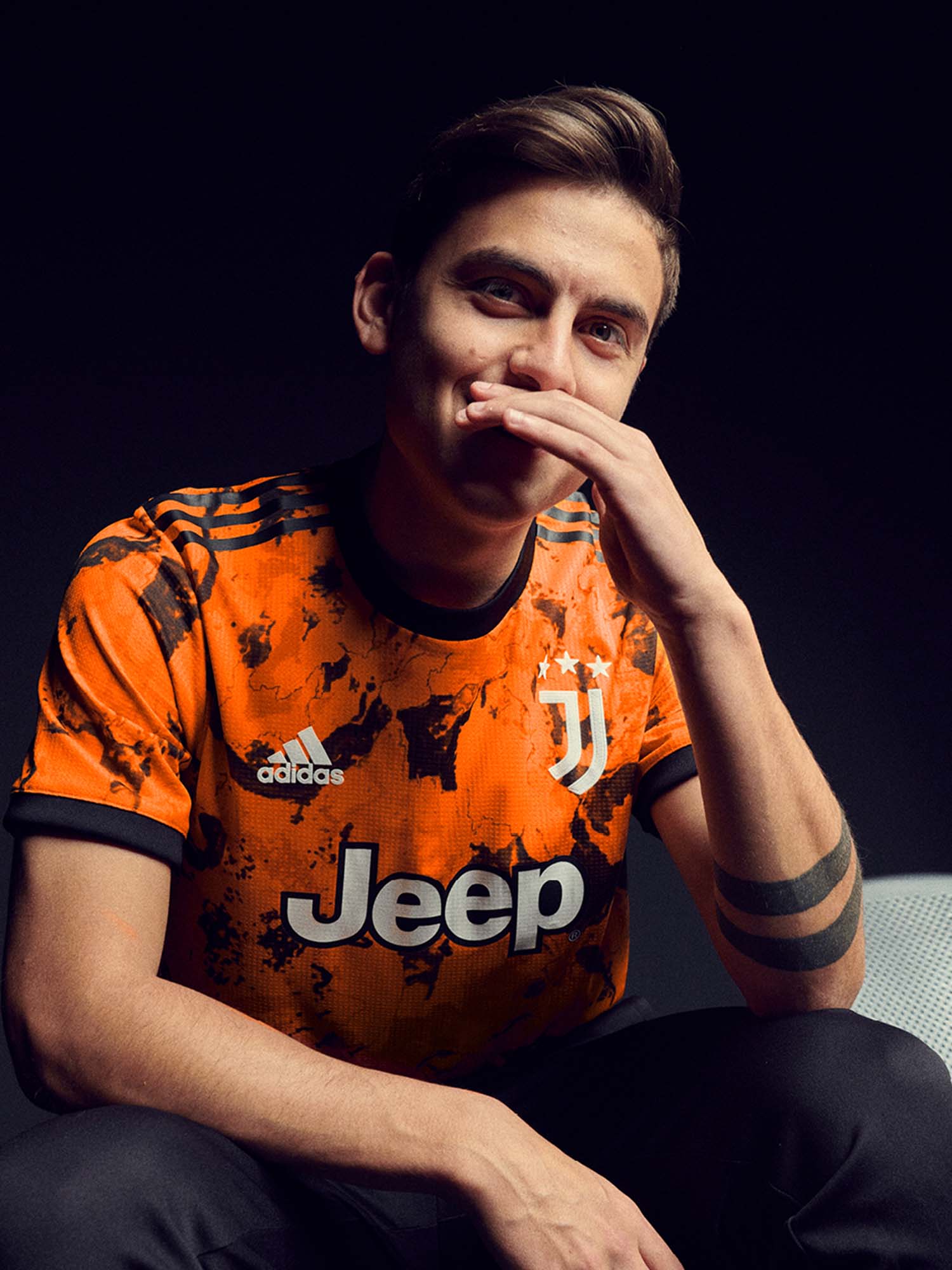 Ювентус, третий комплект, портрет soccerbible_0004_DYBALA НАДЕЕТ ЮВЕНТУС ТРЕТИЙ ДЖЕРСИ_3.jpg