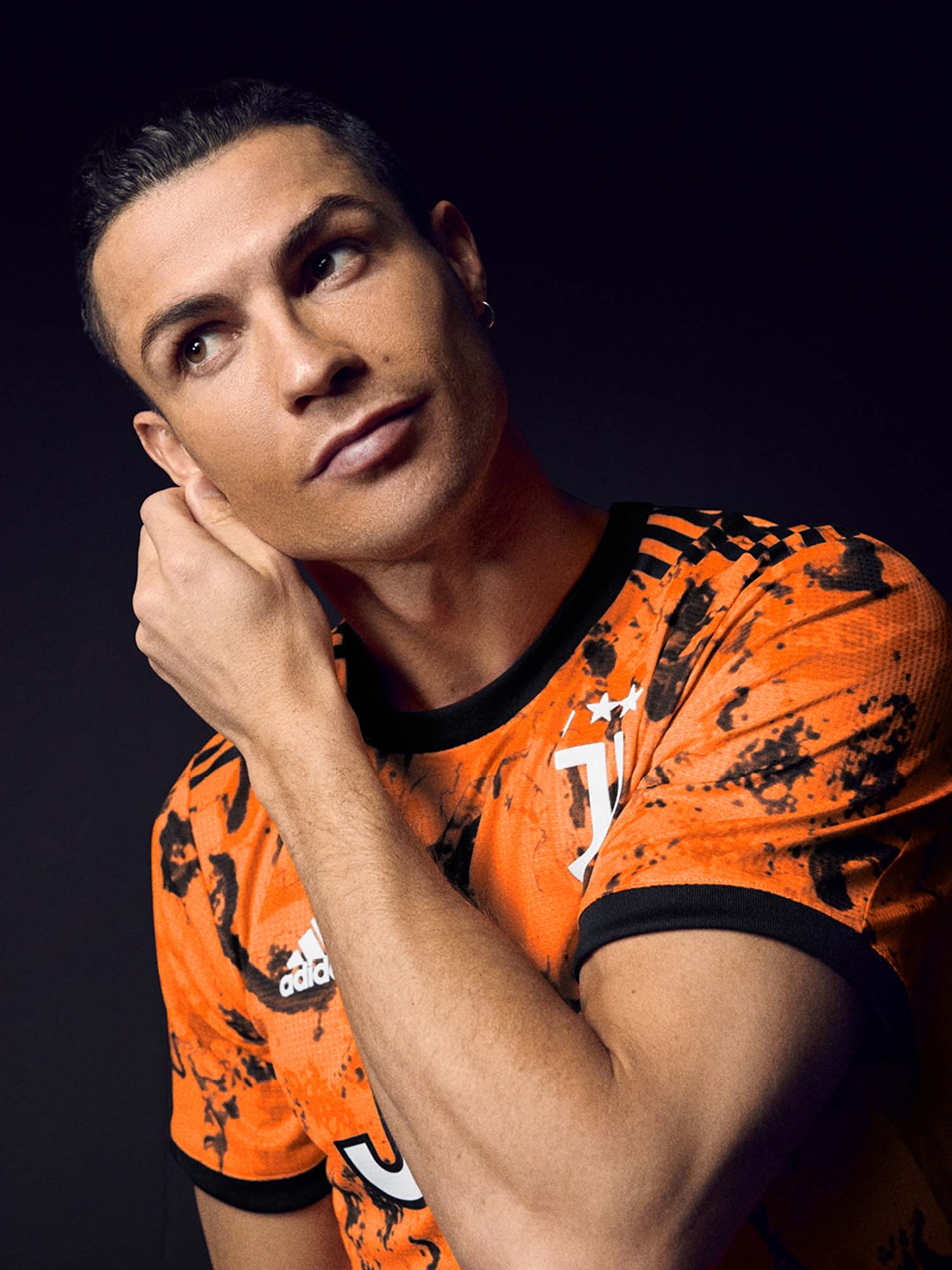 Ювентус Третий комплект портрета soccerbible_0002_RONALDO WEARS JUVENTUS THIRD JERSEY.jpg