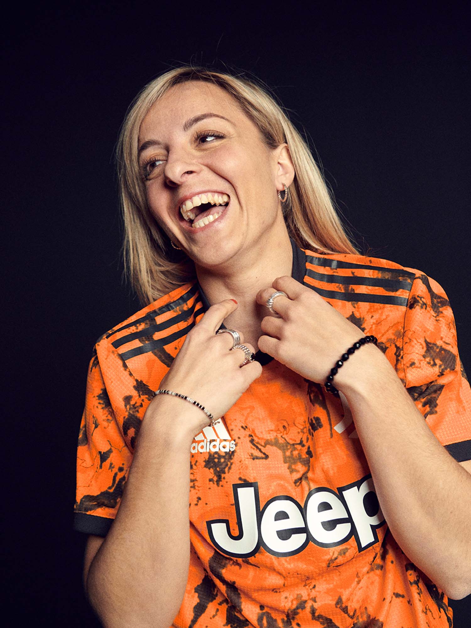 Юве третья форма портрет soccerbible_0001_ROSUCCI НОСИТ JUVENTUS THIRD JERSEY.jpg