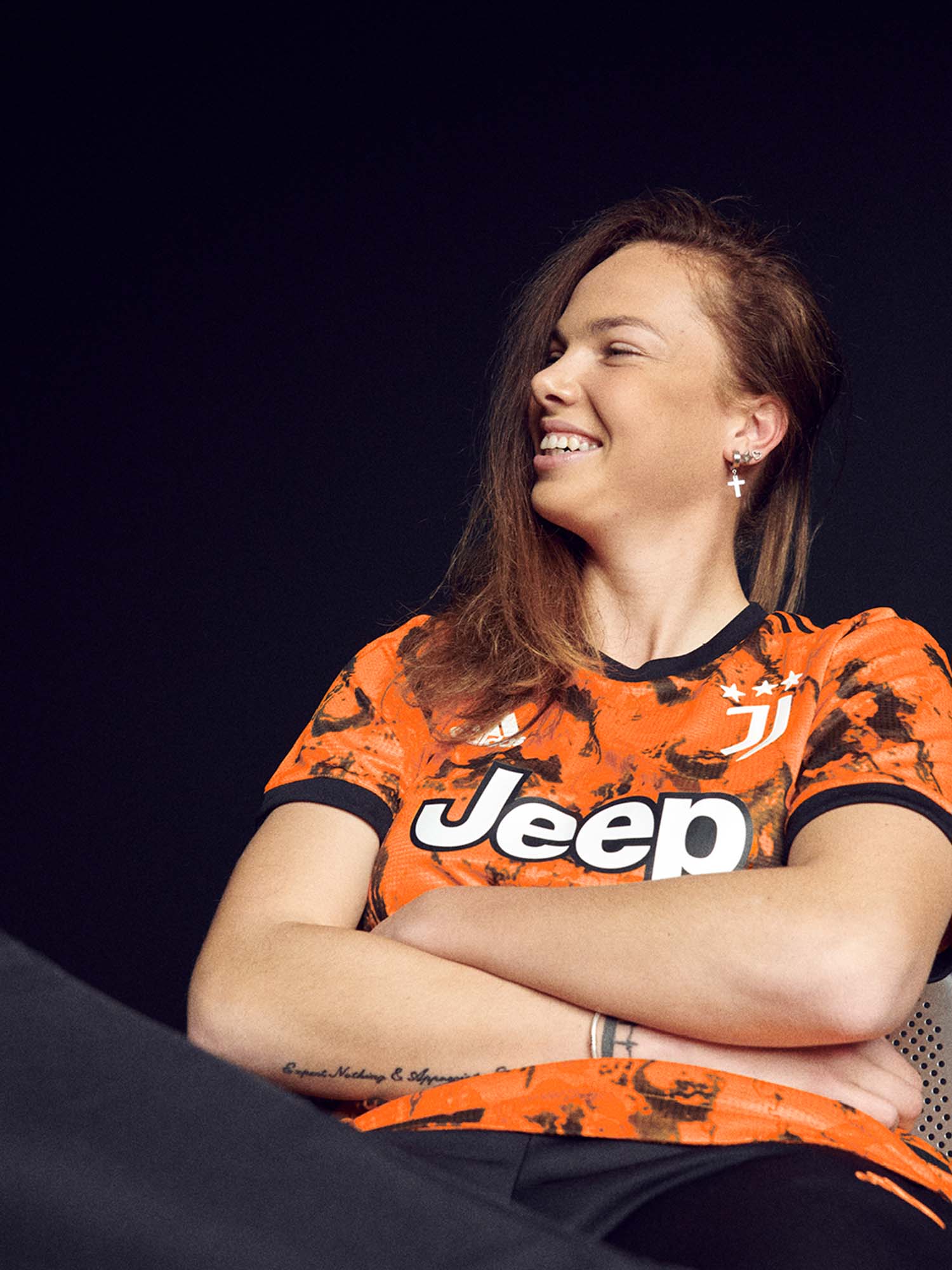 Ювентус третья форма портрет soccerbible_0000_STASKOVA WEARS JUVENTUS THIRD JERSEY.jpg