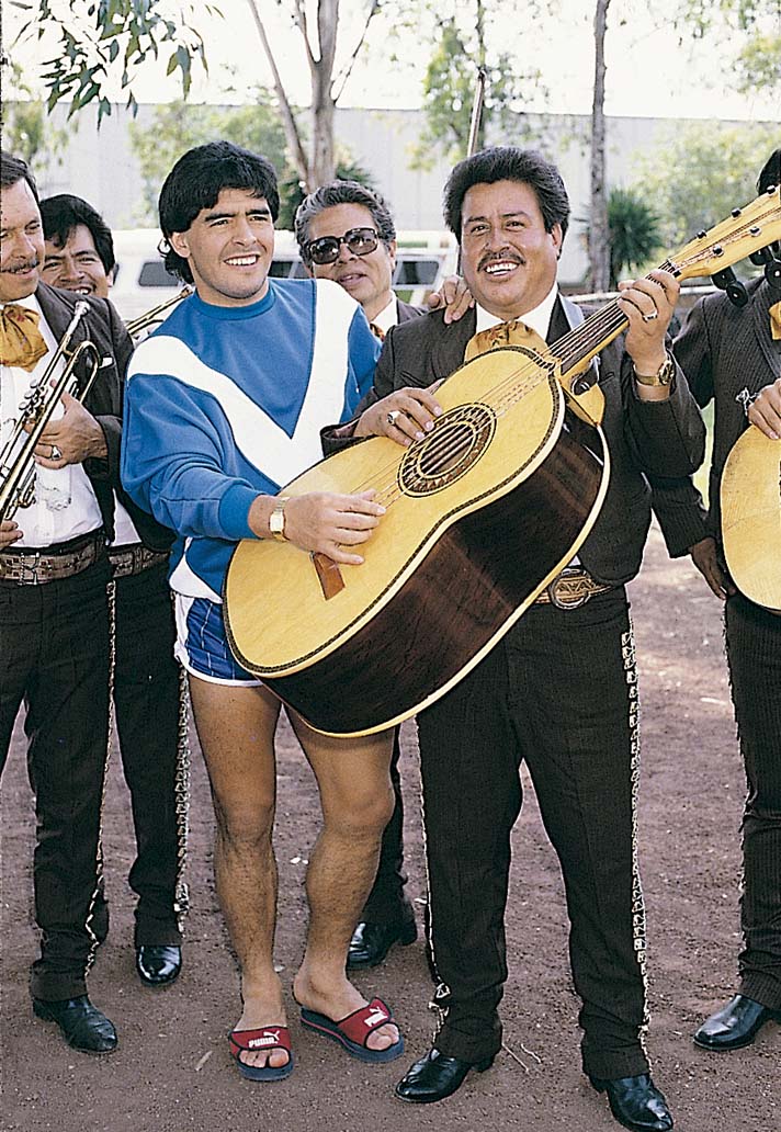 Old Days Football on X: Diego Maradona smiles listening Pele's guitar  exhibition 🎸🇦🇷🇧🇷  / X