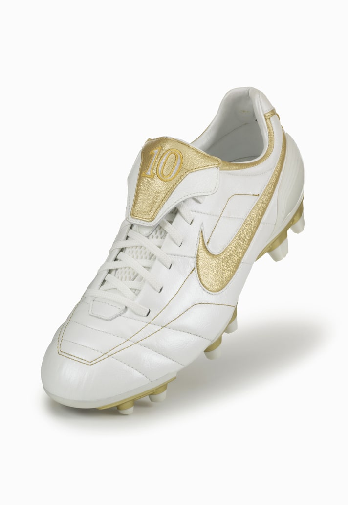 excitación puerta escucho música The Ongoing Evolution Of The Nike Tiempo - SoccerBible