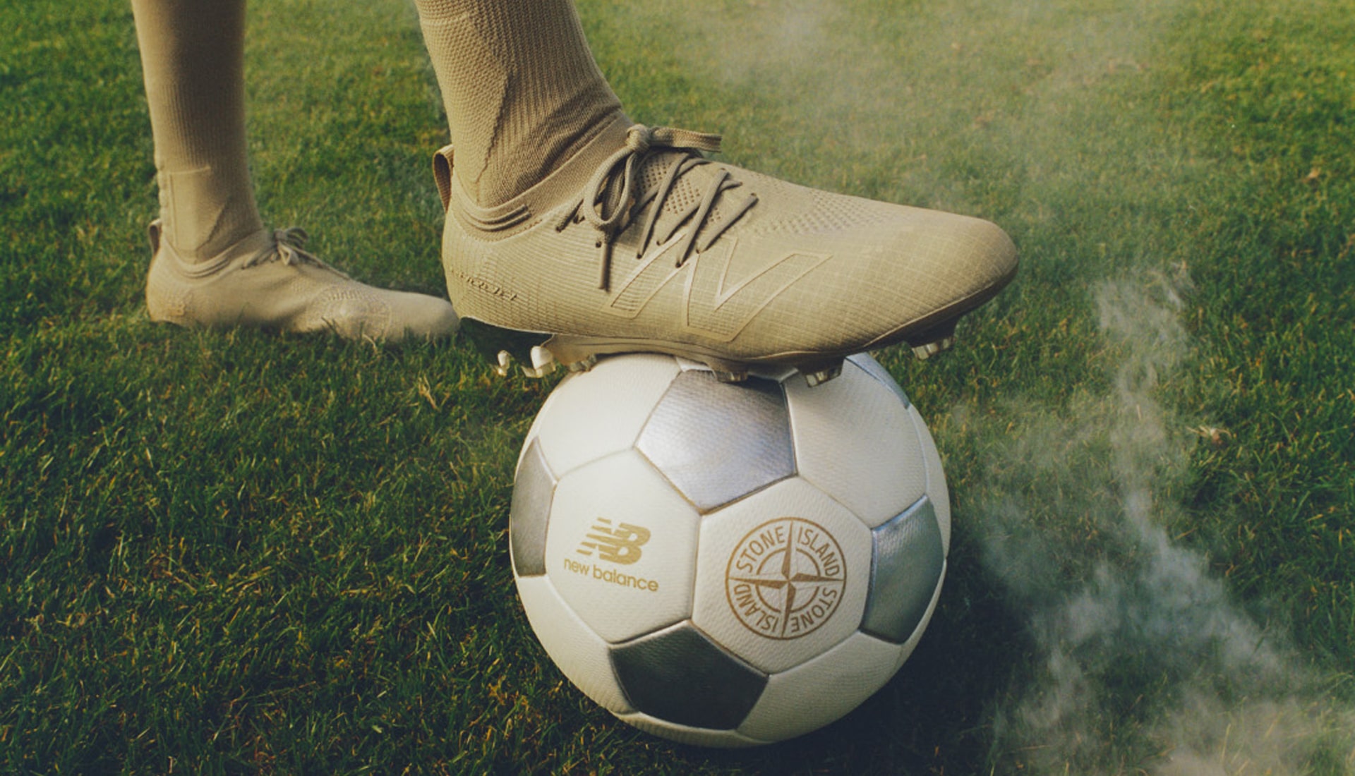 靴 brand.new.stones. The Stone Island x New Balance 998 makes sure to get the badge in