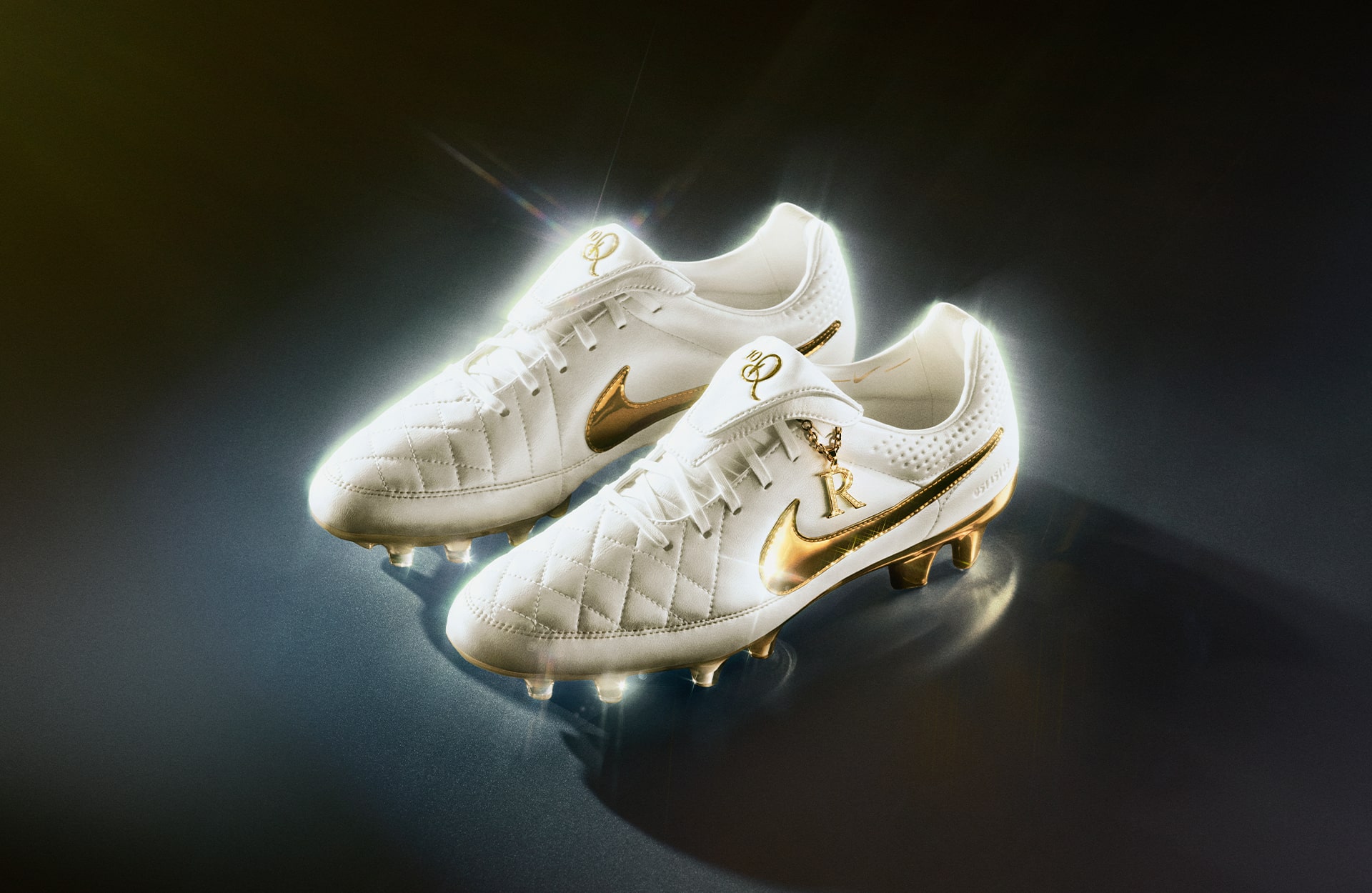 Nike Launch New R10 Tiempo Legend 'Touch Of Gold' - SoccerBible