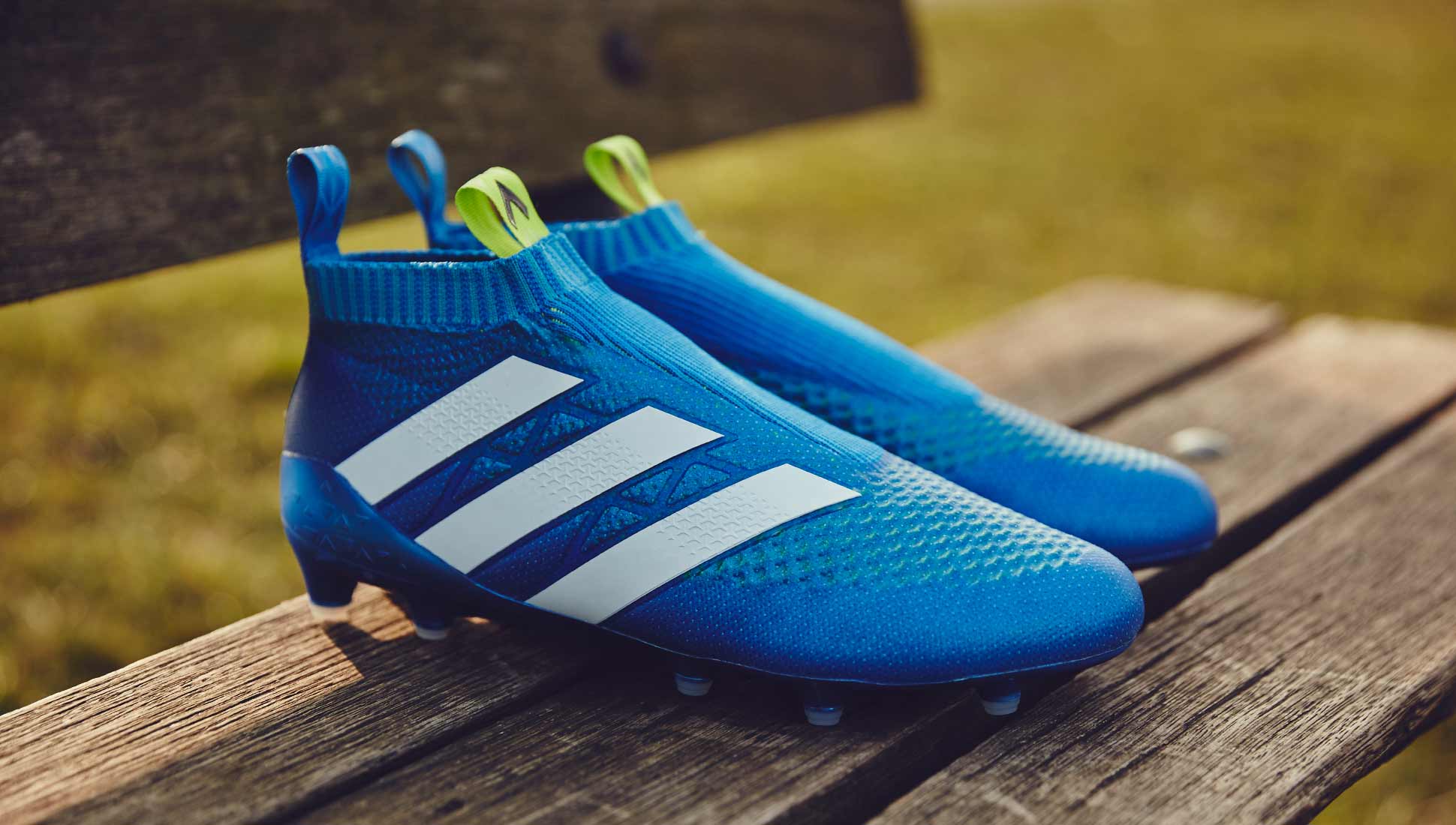 noodsituatie geleidelijk Zeemeeuw Closer Look | adidas ACE 16+ Purecontrol "Shock Blue" - SoccerBible