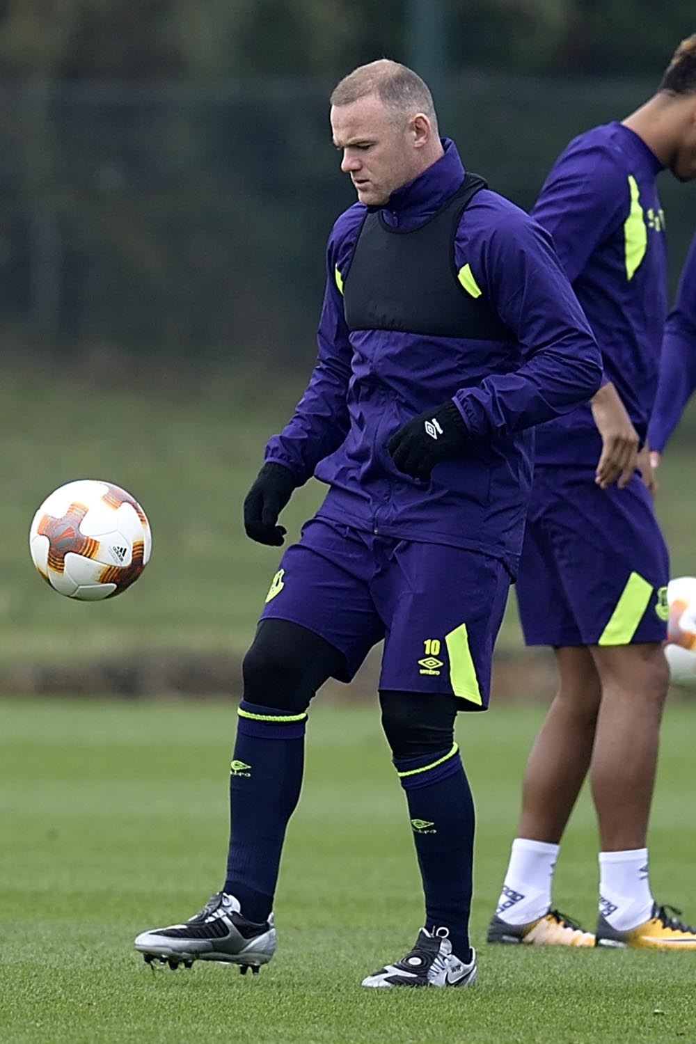 Wayne Rooney Trains In Another Nike T90 Laser II Colourway - SoccerBible