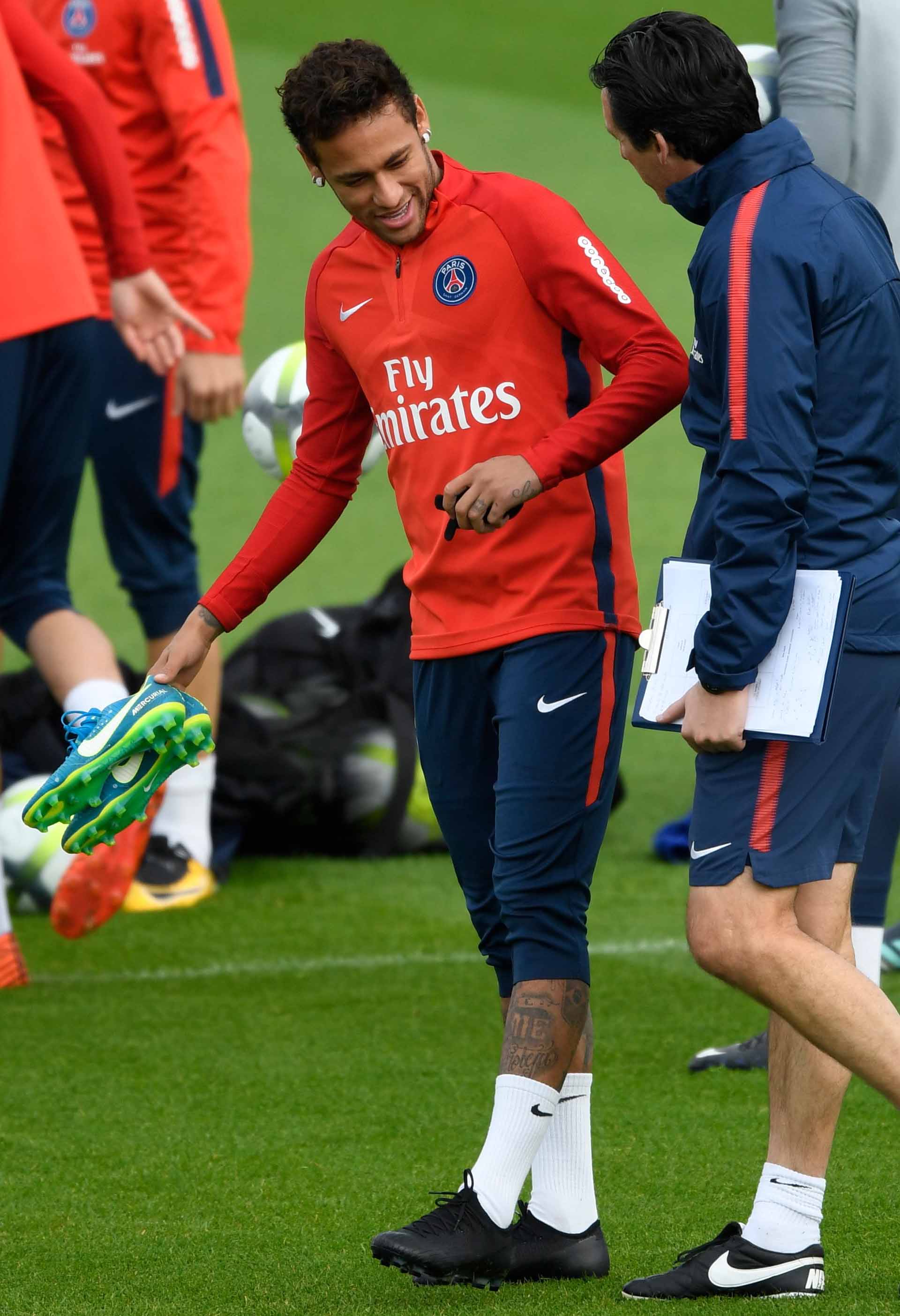  Neymar  Trains In Black  Out Mercurial Vapor SoccerBible