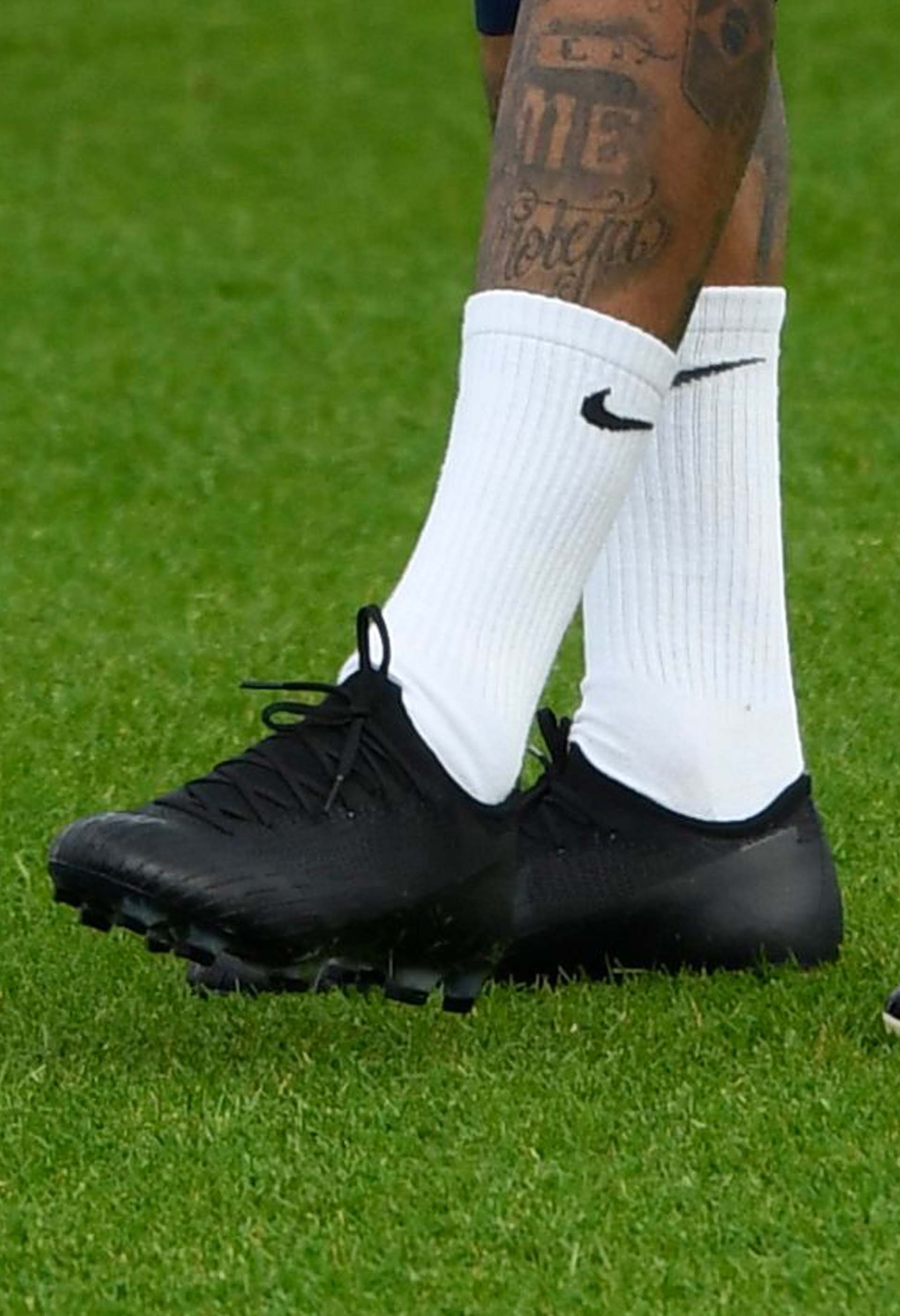 neymar black and white boots