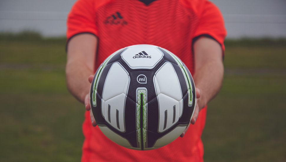Herinnering detectie beschermen Closer Look | adidas micoach smartball - SoccerBible