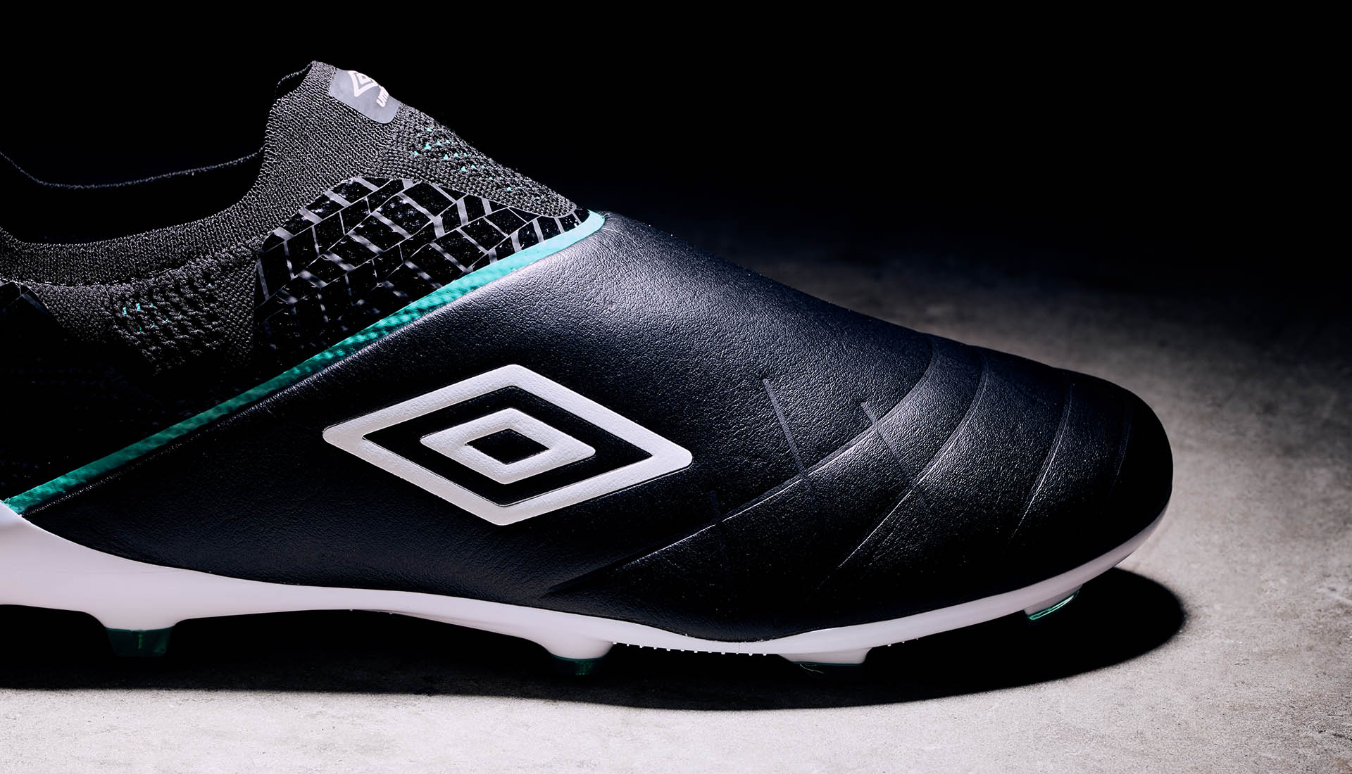 umbro football boots laceless