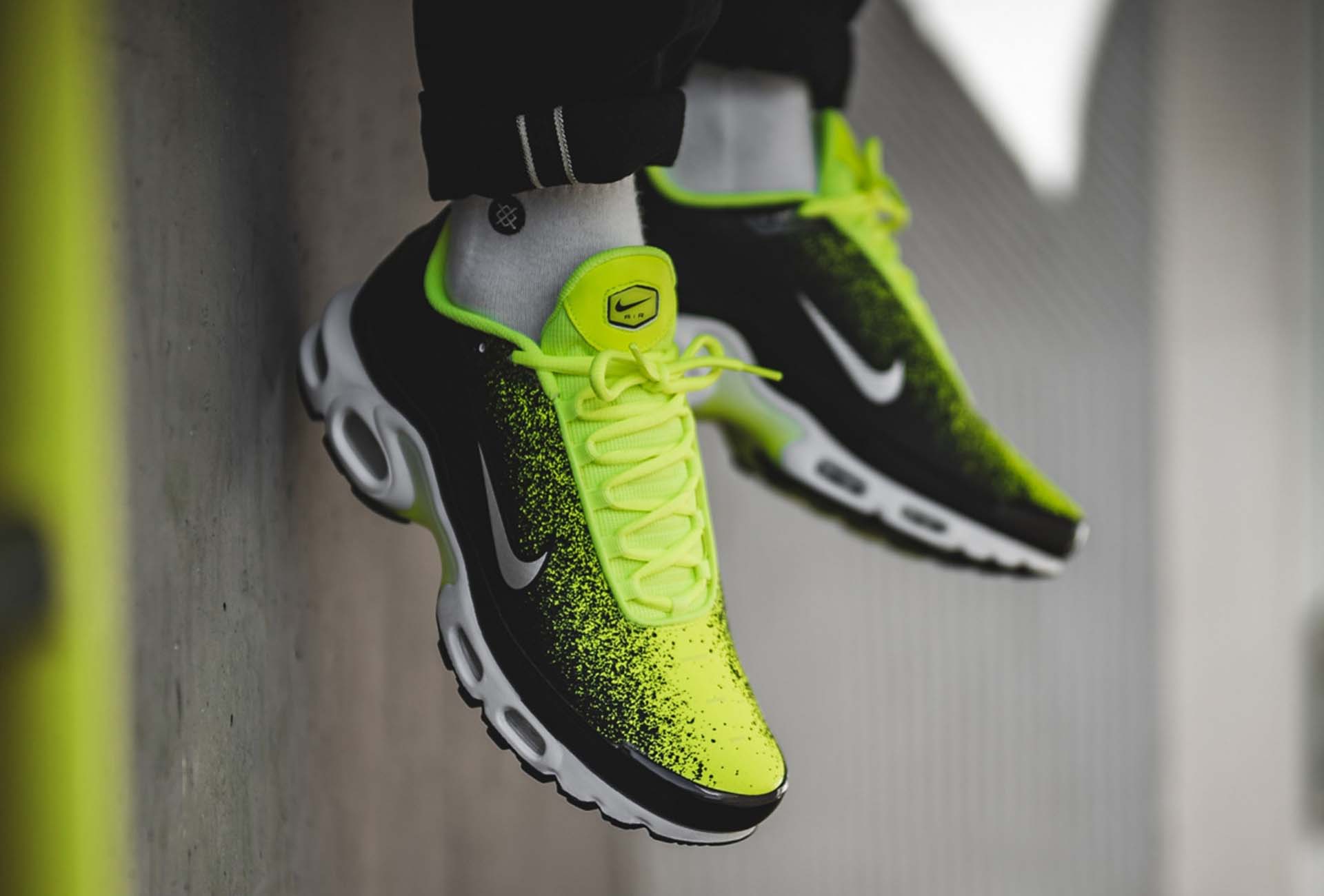 volt green air max plus