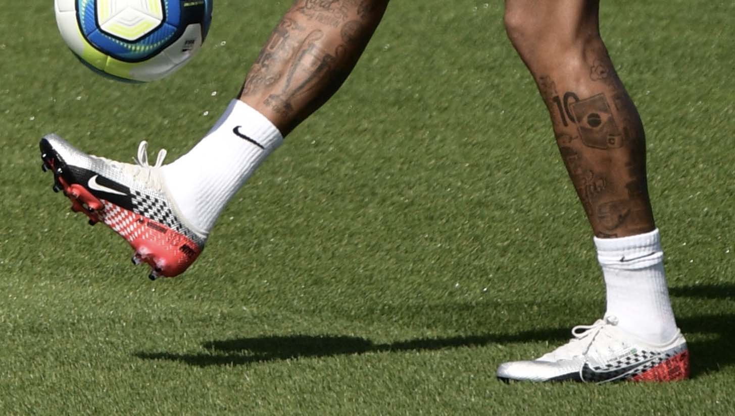 neymar silver boots